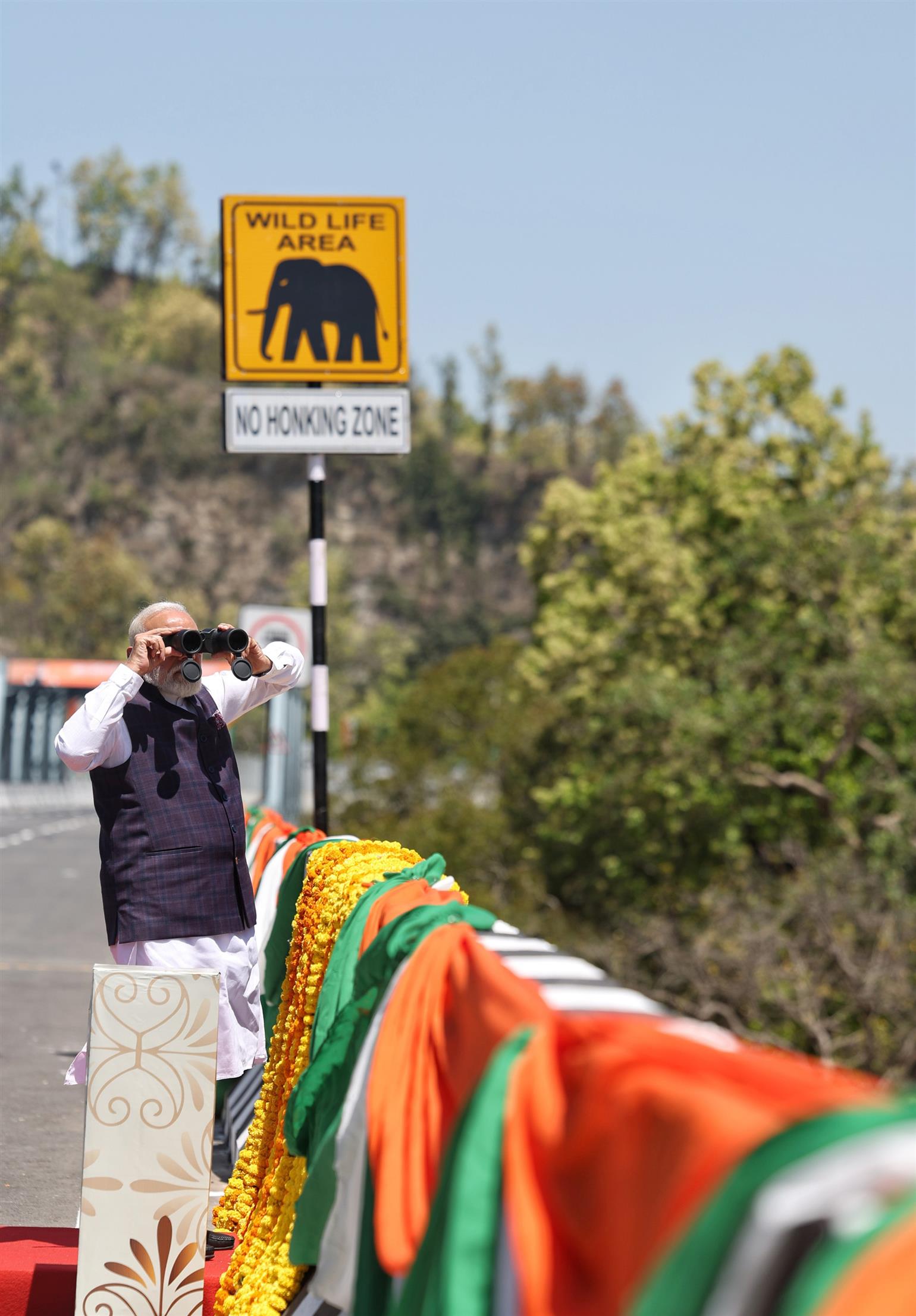 प्रधानमंत्री श्री नरेन्द्र मोदी ने उत्तराखंड के देहरादून में दिल्ली-देहरादून इकोनॉमिक कॉरिडोर के एलिवेटेड खंड पर वाइल्डलाइफ कॉरिडोर की समीक्षा की।