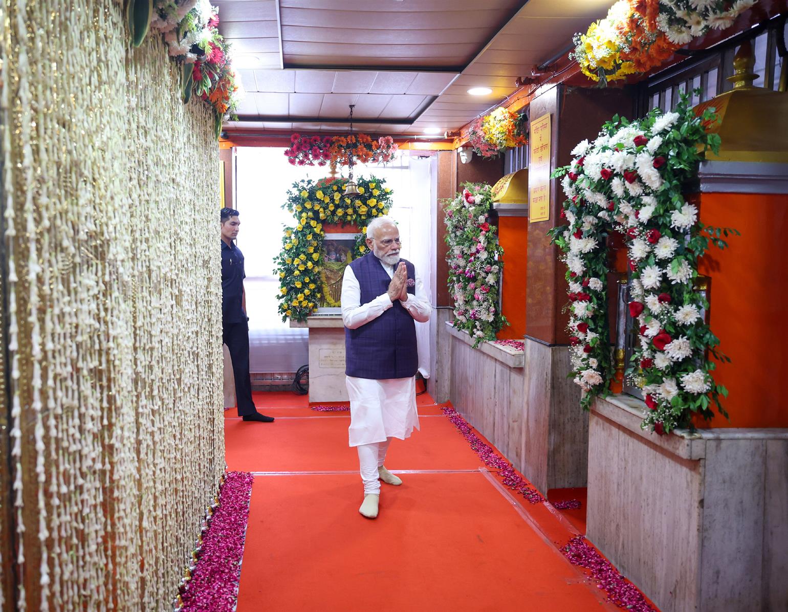 प्रधानमंत्री श्री नरेन्द्र मोदी ने उत्तराखंड के देहरादून में जय मां डाट काली मंदिर में दर्शन कर पूजा-अर्चना की।