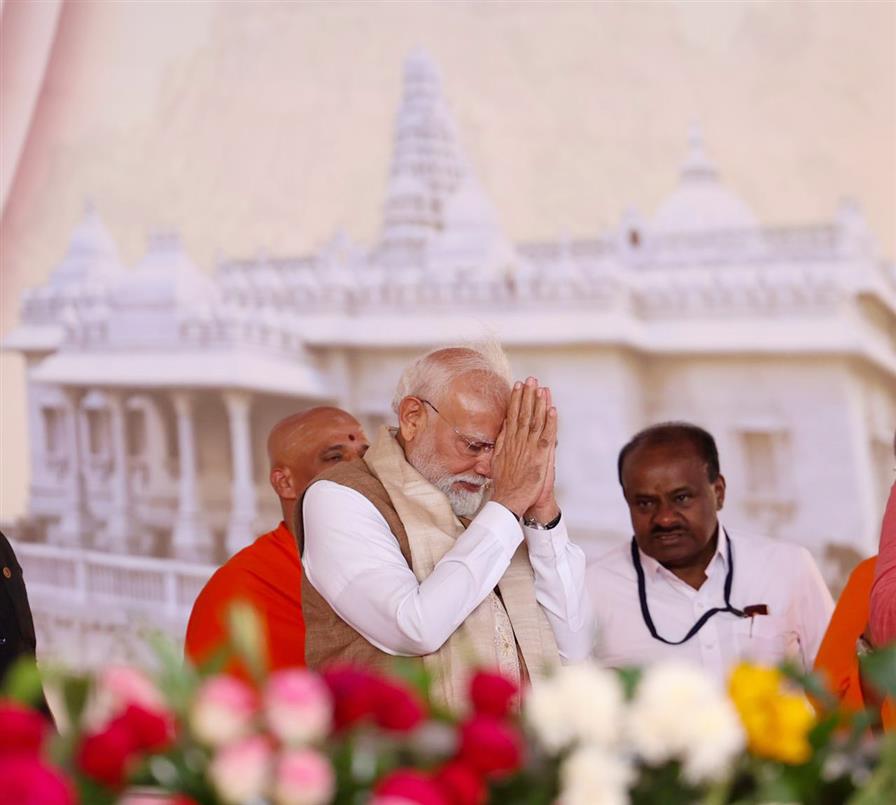 कर्नाटक के मांड्या जिले में स्थित श्री क्षेत्र आदिचुंचनगिरि में श्री गुरु भैरवैक्य मंदिर के उद्घाटन के अवसर पर प्रधानमंत्री श्री नरेन्द्र मोदी।