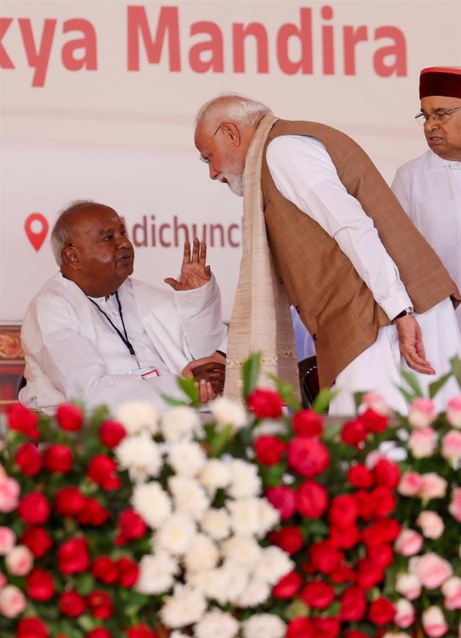 कर्नाटक के मांड्या जिले में स्थित श्री क्षेत्र आदिचुंचनगिरि में श्री गुरु भैरवैक्य मंदिर के उद्घाटन के अवसर पर प्रधानमंत्री श्री नरेन्द्र मोदी।