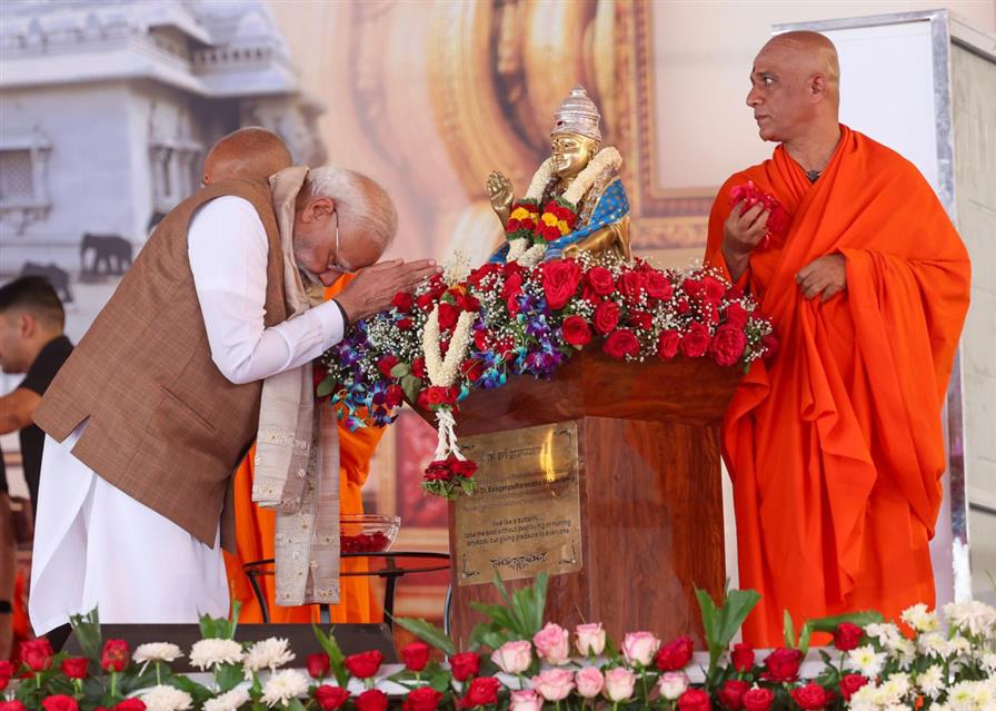कर्नाटक के मांड्या जिले में स्थित श्री क्षेत्र आदिचुंचनगिरि में श्री गुरु भैरवैक्य मंदिर के उद्घाटन के अवसर पर प्रधानमंत्री श्री नरेन्द्र मोदी।