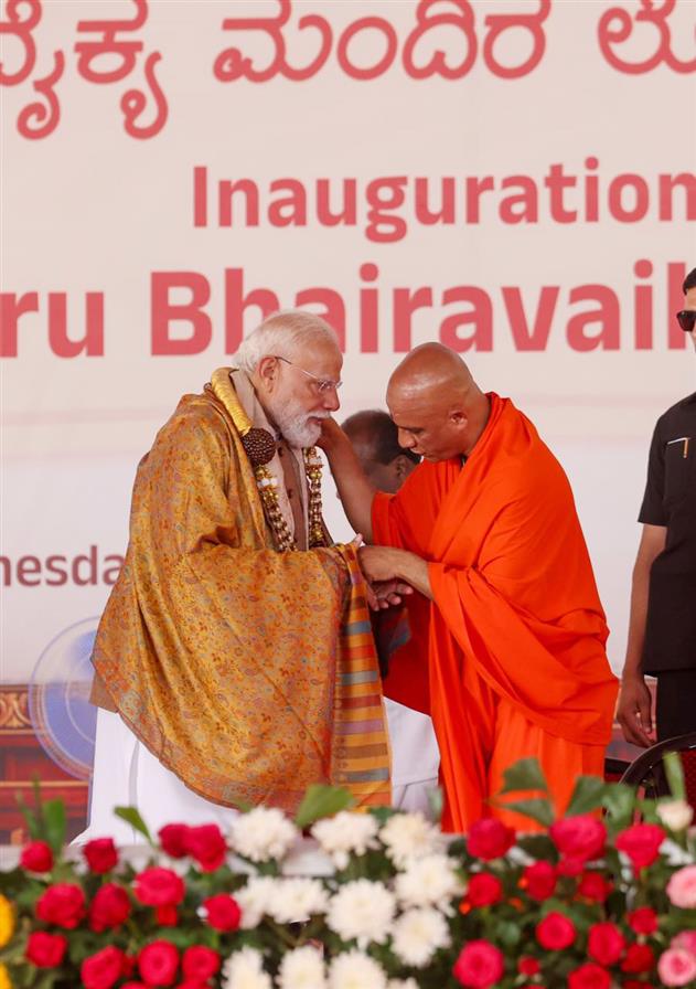 कर्नाटक के मांड्या जिले में स्थित श्री क्षेत्र आदिचुंचनगिरि में श्री गुरु भैरवैक्य मंदिर के उद्घाटन के अवसर पर प्रधानमंत्री श्री नरेन्द्र मोदी।