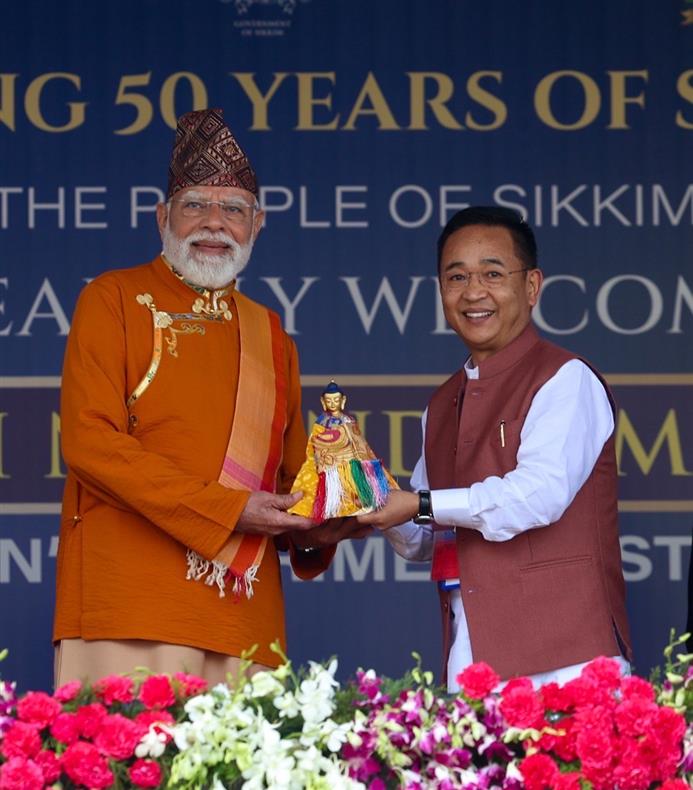 प्रधानमंत्री श्री नरेन्द्र मोदी सिक्किम के गंगटोक में विभिन्न परियोजनाओं के उद्घाटन, लोकार्पण और शिलान्यास समारोह में शामिल हुए।