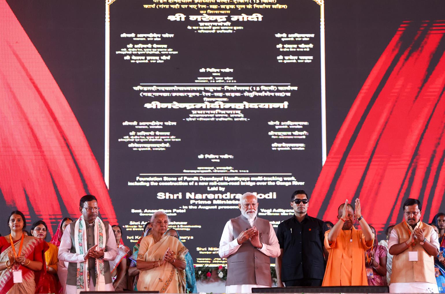 प्रधानमंत्री श्री नरेन्द्र मोदी उत्तर प्रदेश के वाराणसी में महिला सम्मेलन में विभिन्न विकास परियोजनाओं का उद्घाटन और शिलान्यास करते हुए।