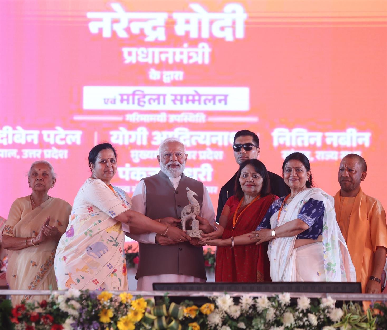 प्रधानमंत्री श्री नरेन्द्र मोदी उत्तर प्रदेश के वाराणसी में महिला सम्मेलन में शामिल हुए।
