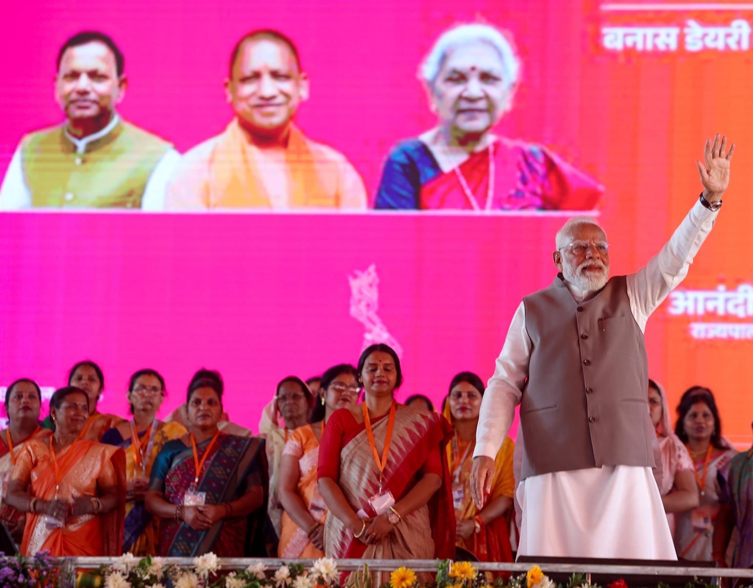 प्रधानमंत्री श्री नरेन्द्र मोदी उत्तर प्रदेश के वाराणसी में महिला सम्मेलन में शामिल हुए।
