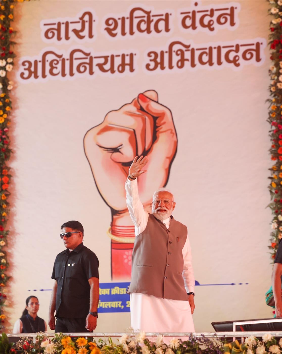 प्रधानमंत्री श्री नरेन्द्र मोदी उत्तर प्रदेश के वाराणसी में महिला सम्मेलन में शामिल हुए।