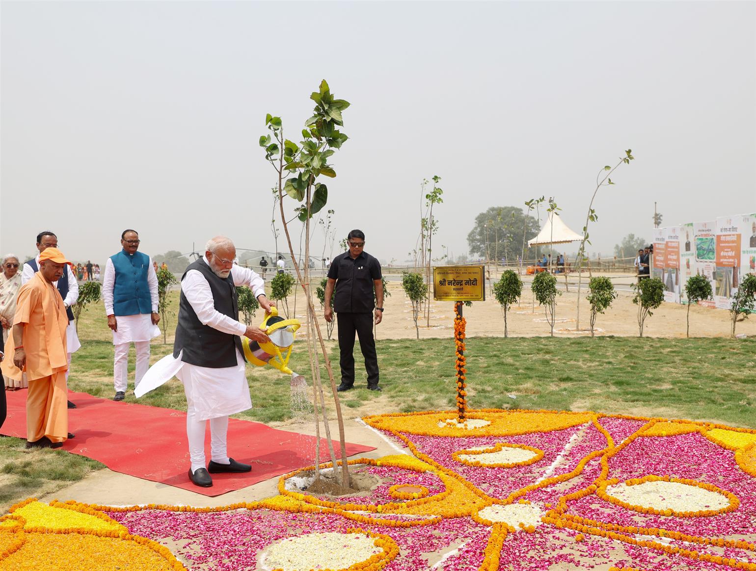 प्रधानमंत्री श्री नरेन्द्र मोदी उत्तर प्रदेश के हरदोई में गंगा एक्सप्रेसवे के उद्घाटन के अवसर पर पौधा लगाते हुए।
