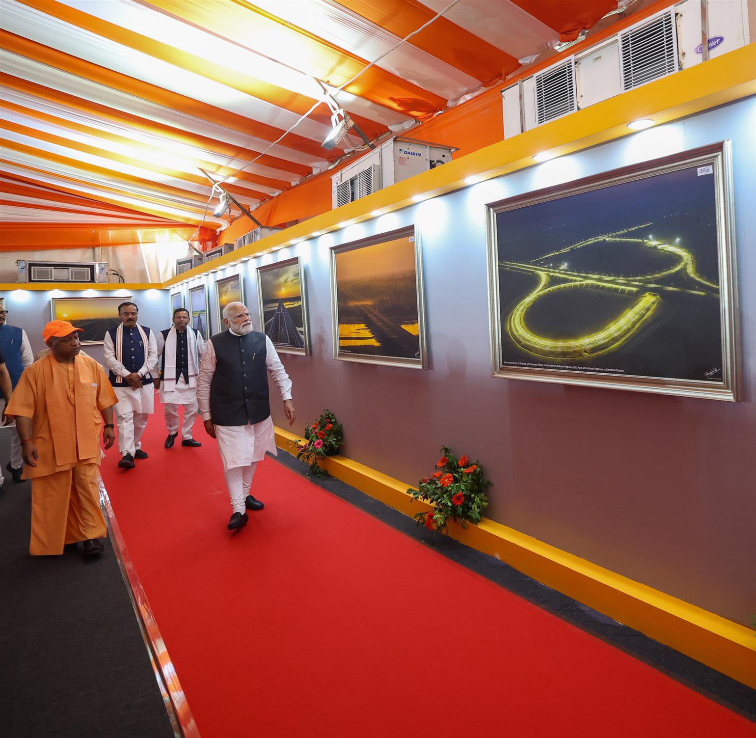 प्रधानमंत्री श्री नरेन्द्र मोदी उत्तर प्रदेश के हरदोई में गंगा एक्सप्रेसवे के उद्घाटन समारोह में शामिल हुए।