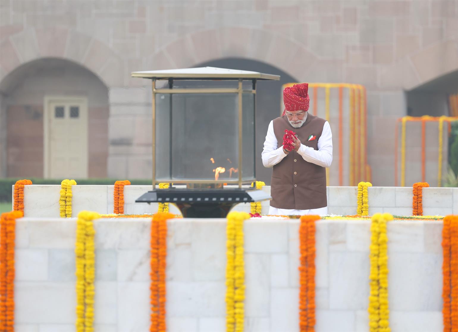 प्रधानमंत्री श्री नरेन्द्र मोदी दिल्ली में 80वें स्वतंत्रता दिवस के अवसर पर राजघाट स्थित महात्मा गांधी की समाधि पर पुष्पांजलि अर्पित करते हुए।
