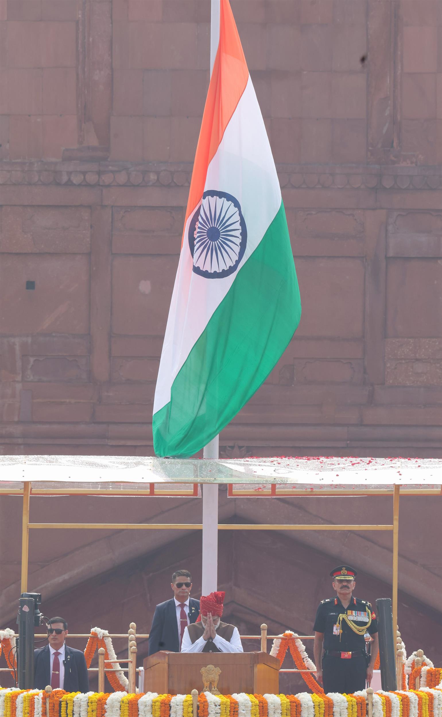 प्रधानमंत्री श्री नरेन्द्र मोदी ने दिल्ली के लाल किले में आयोजित 80वें स्वतंत्रता दिवस समारोह के दौरान राष्ट्रीय ध्वज को सलामी दी।
