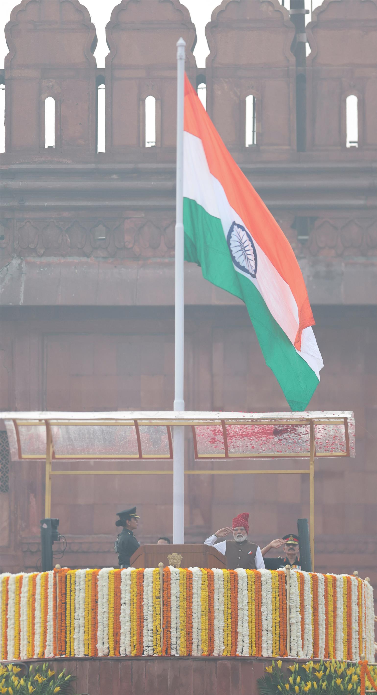 प्रधानमंत्री श्री नरेन्द्र मोदी ने दिल्ली के लाल किले में आयोजित 80वें स्वतंत्रता दिवस समारोह के दौरान राष्ट्रीय ध्वज को सलामी दी।