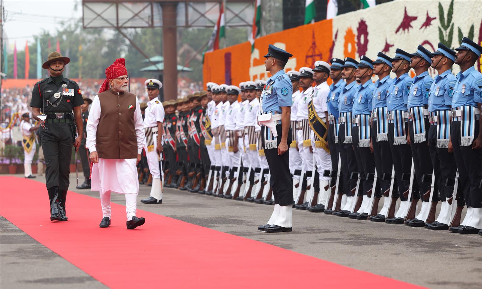 प्रधानमंत्री श्री नरेन्द्र मोदी ने दिल्ली के लाल किले में 80वें स्वतंत्रता दिवस समारोह के अवसर पर गार्ड ऑफ ऑनर का निरीक्षण किया।