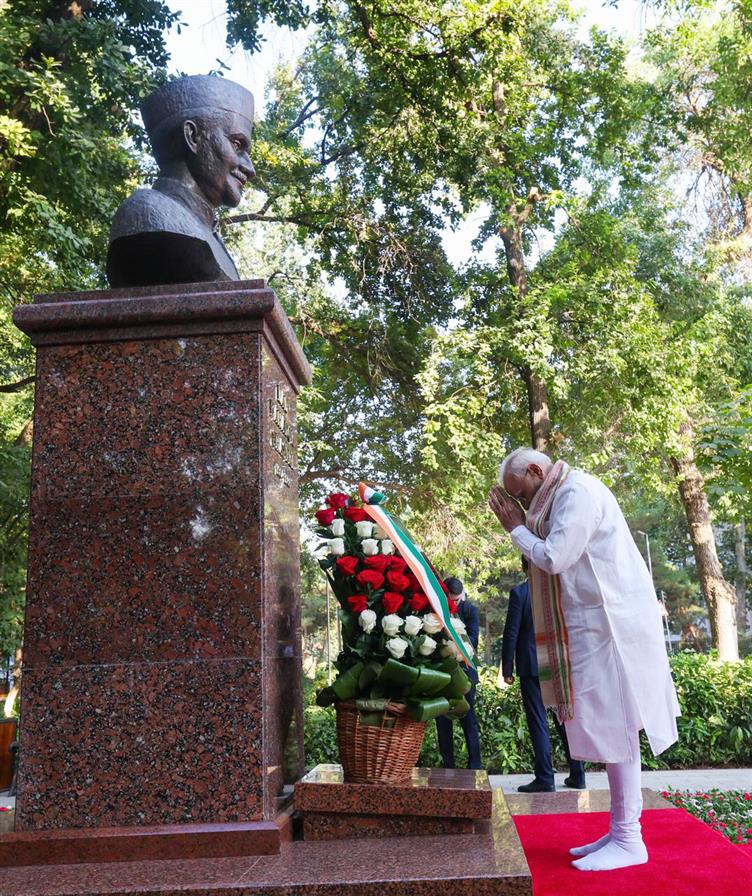 PM pays floral tribute to former Prime Minister Shri Lal Bahadur Shastri at Shastri Memorial in Tashkent, Uzbekistan 