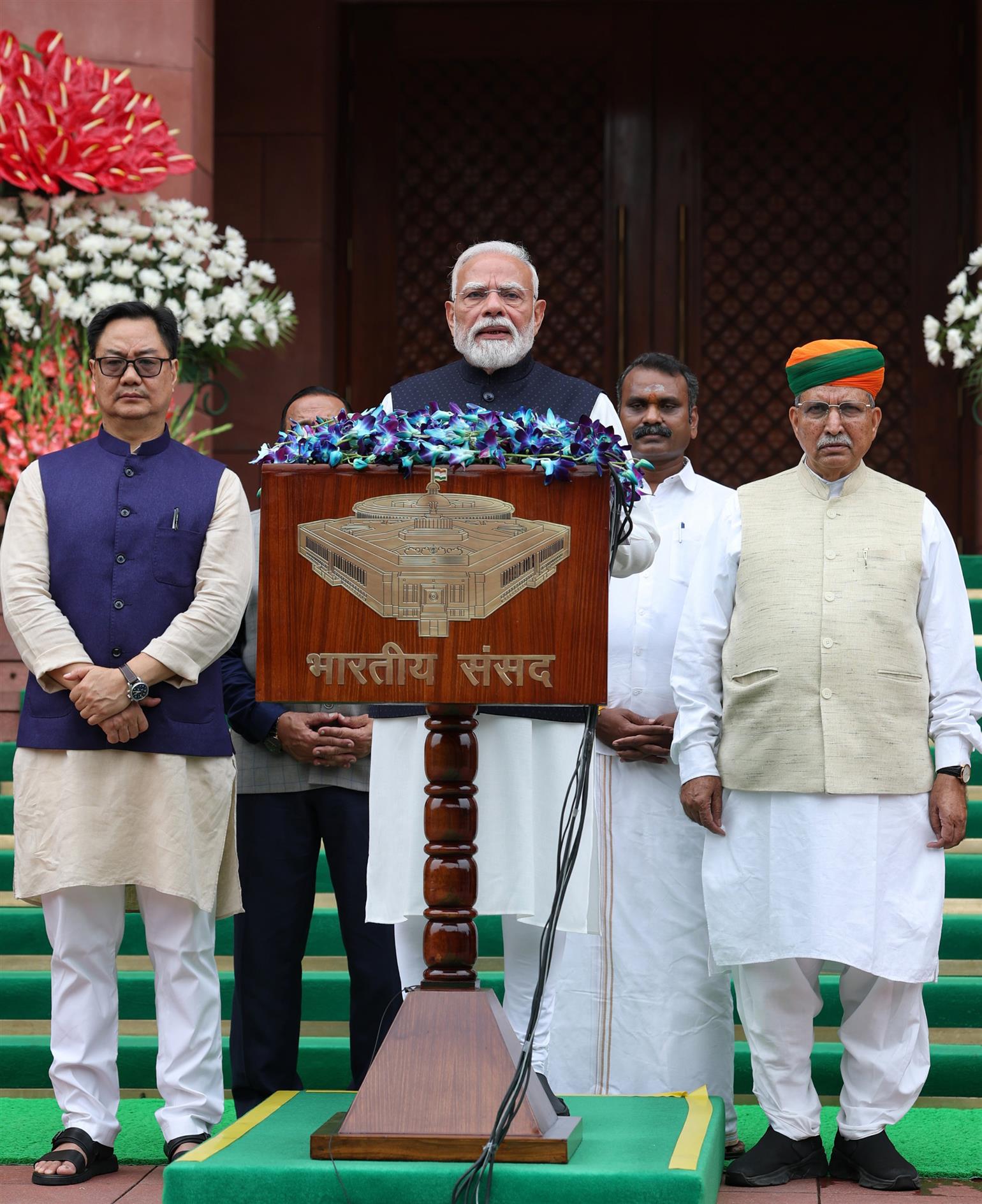 प्रधानमंत्री श्री नरेन्द्र मोदी नई दिल्ली के संसद भवन परिसर में संसद के मानसून सत्र के पहले दिन मीडियाकर्मियों को संबोधित करते हुए।