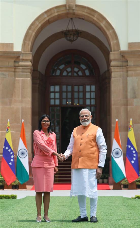 प्रधानमंत्री श्री नरेन्द्र मोदी ने नई दिल्ली स्थित हैदराबाद हाउस में वेनेजुएला के बोलिवेरियन गणराज्य की कार्यवाहक राष्ट्रपति सुश्री डेल्सी रोड्रिगेज से मुलाकात की।
