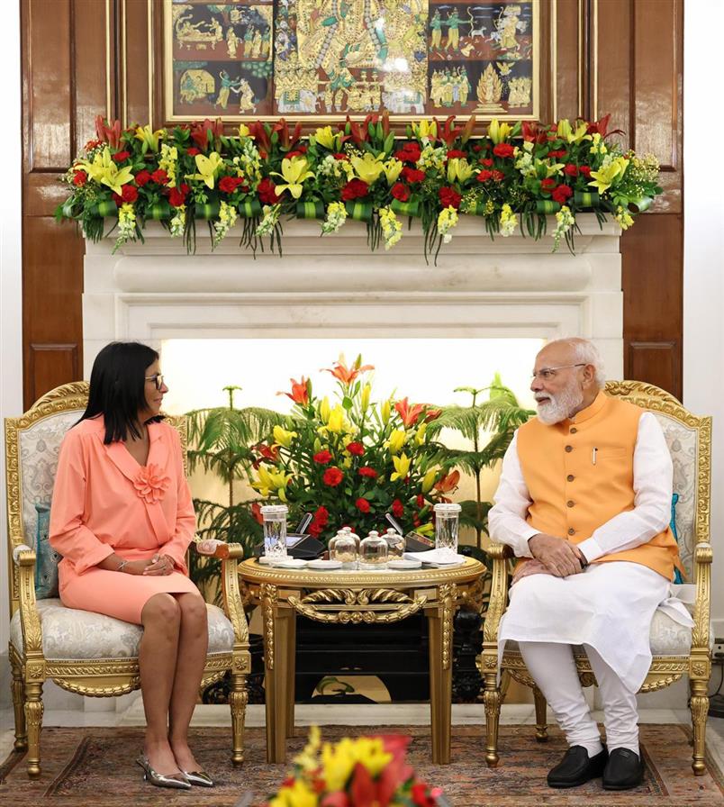 प्रधानमंत्री श्री नरेन्द्र मोदी ने नई दिल्ली स्थित हैदराबाद हाउस में वेनेजुएला के बोलिवेरियन गणराज्य की कार्यवाहक राष्ट्रपति सुश्री डेल्सी रोड्रिगेज से मुलाकात की।
