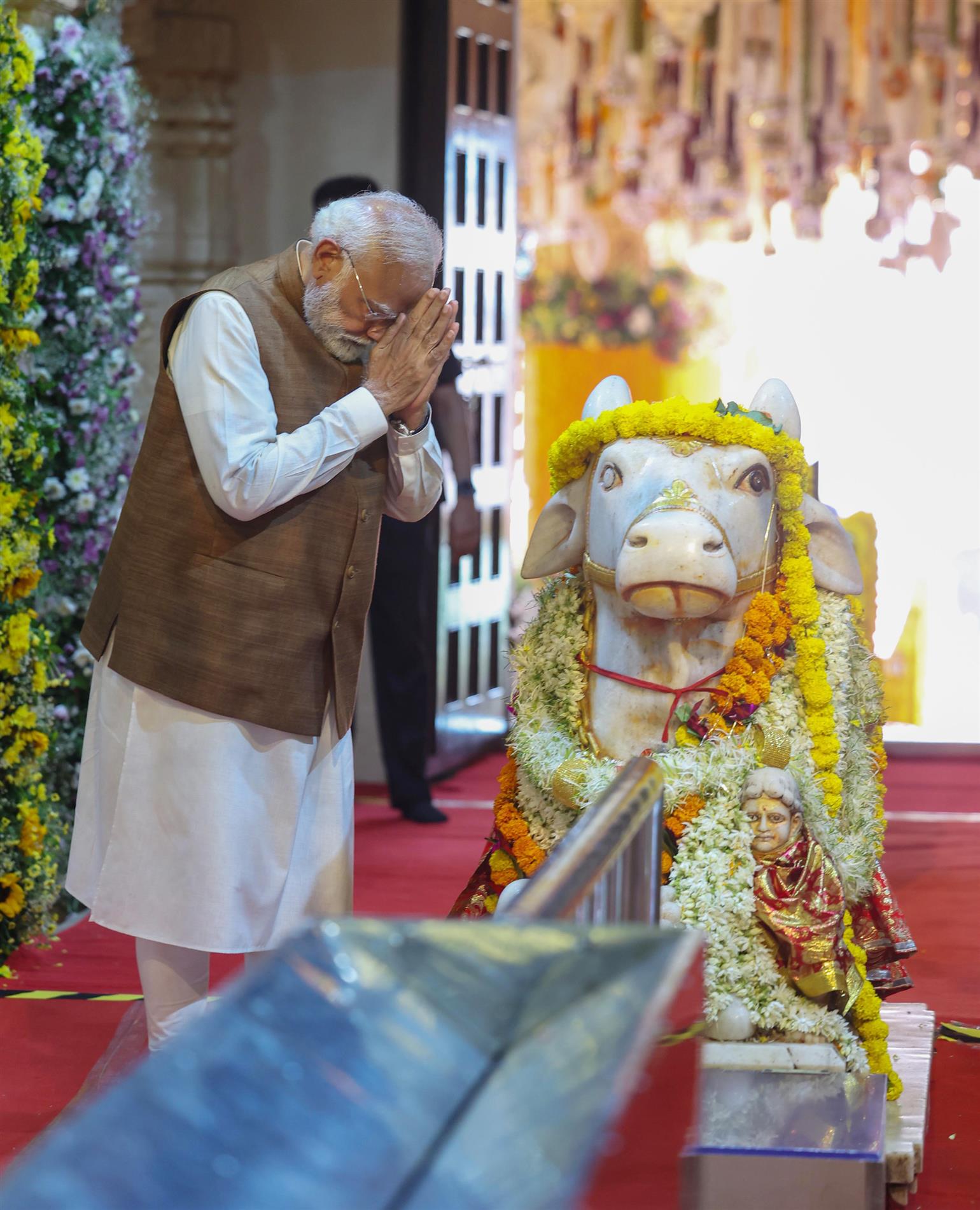 प्रधानमंत्री श्री नरेन्द्र मोदी ने गुजरात के सोमनाथ मंदिर में प्रार्थना की और पूजा-अर्चना की।