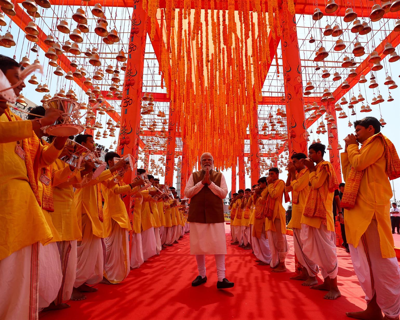 प्रधानमंत्री श्री नरेन्द्र मोदी ने गुजरात के सोमनाथ मंदिर में प्रार्थना की और पूजा-अर्चना की।