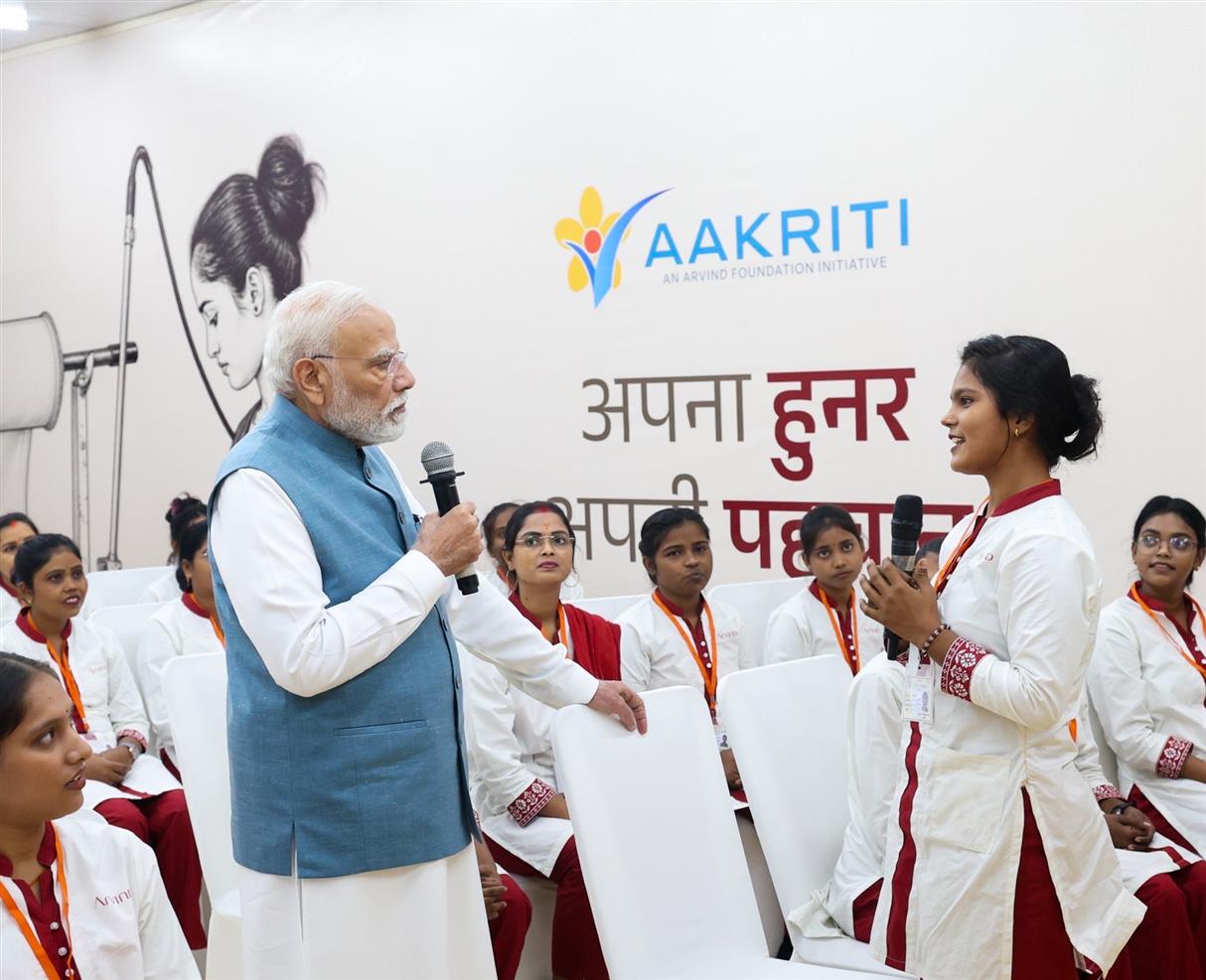 PM’s interaction with women employees (Aakriti) in Varanasi, Uttar Pradesh 