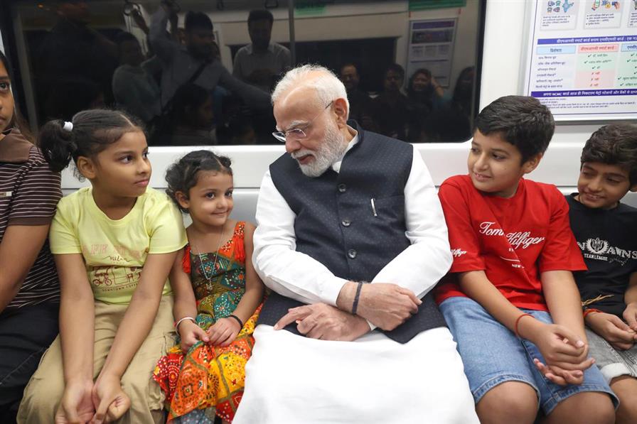 प्रधानमंत्री श्री नरेन्द्र मोदी ने नई दिल्ली में दिल्ली मेट्रो से यात्रा की।