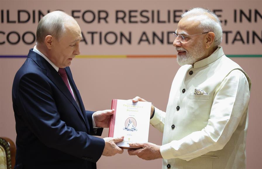 प्रधानमंत्री श्री नरेन्द्र मोदी ने नई दिल्ली में 18वें ब्रिक्स शिखर सम्मेलन के अवसर पर रूस के राष्ट्रपति श्री व्लादिमीर पुतिन से मुलाकात की।