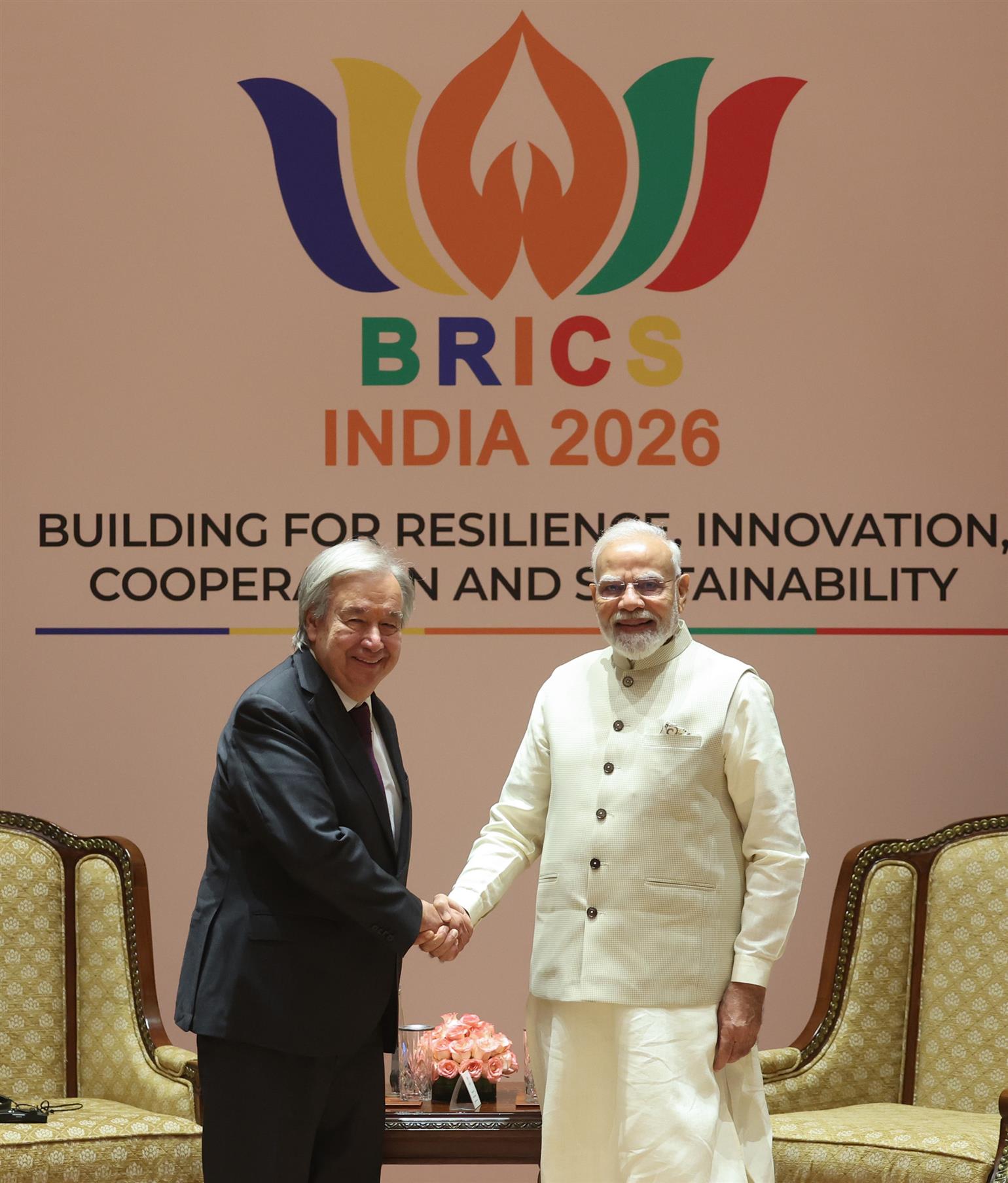 प्रधानमंत्री श्री नरेन्द्र मोदी ने नई दिल्ली स्थित भारत मंडपम में 18वें ब्रिक्स शिखर सम्मेलन के अवसर पर संयुक्त राष्ट्र के महासचिव श्री एंटोनियो गुटेरेस से मुलाकात की।