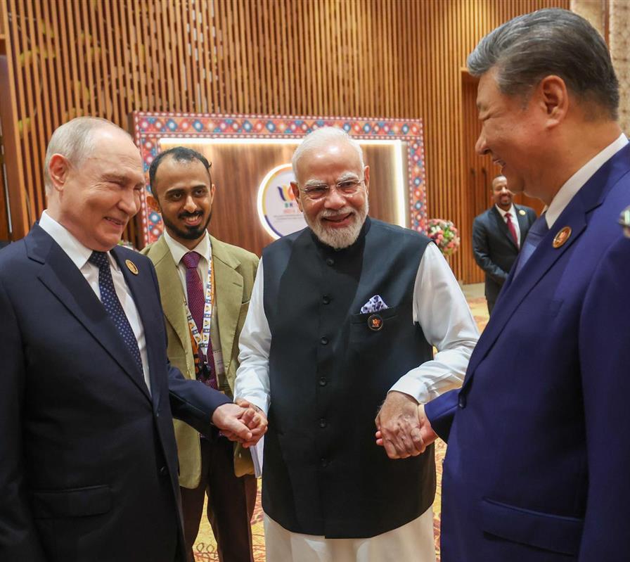 नई दिल्ली स्थित भारत मंडपम में 18वें ब्रिक्स शिखर सम्मेलन के दौरान ब्रिक्स नेताओं के साथ समूह तस्वीर में प्रधानमंत्री श्री नरेन्द्र मोदी।
