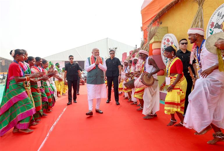 PM receives warm welcome at Jamui, in Bihar on November 15, 2024.