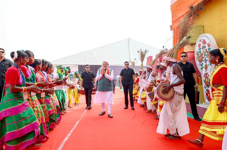 PM receives warm welcome at Jamui, in Bihar on November 15, 2024.