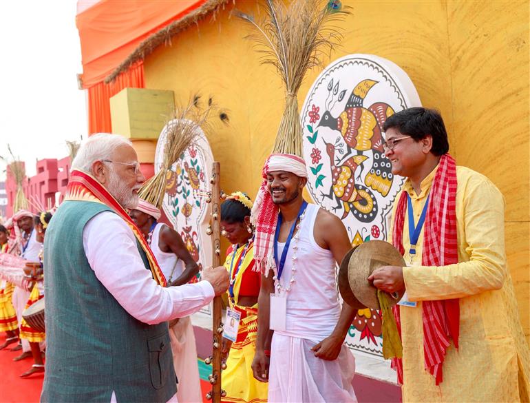 PM receives warm welcome at Jamui, in Bihar on November 15, 2024.