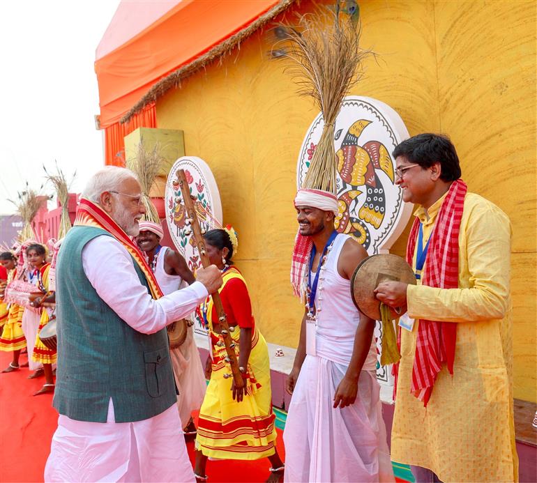 PM receives warm welcome at Jamui, in Bihar on November 15, 2024.