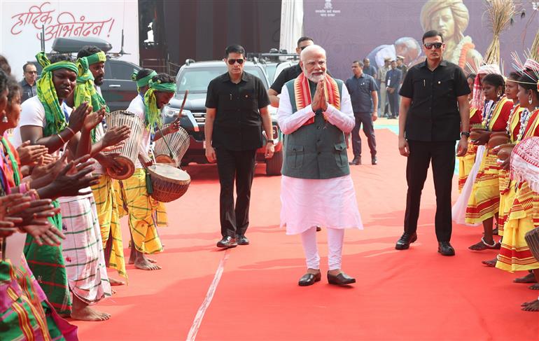 PM receives warm welcome at Jamui, in Bihar on November 15, 2024.