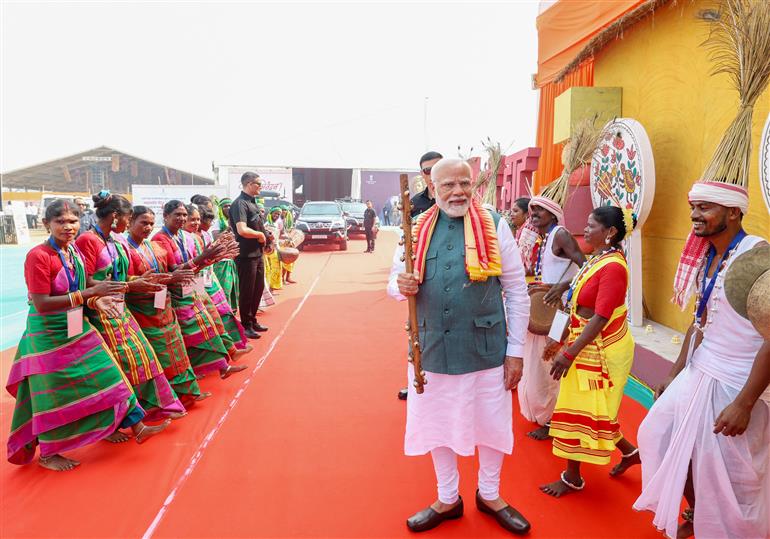 PM receives warm welcome at Jamui, in Bihar on November 15, 2024.