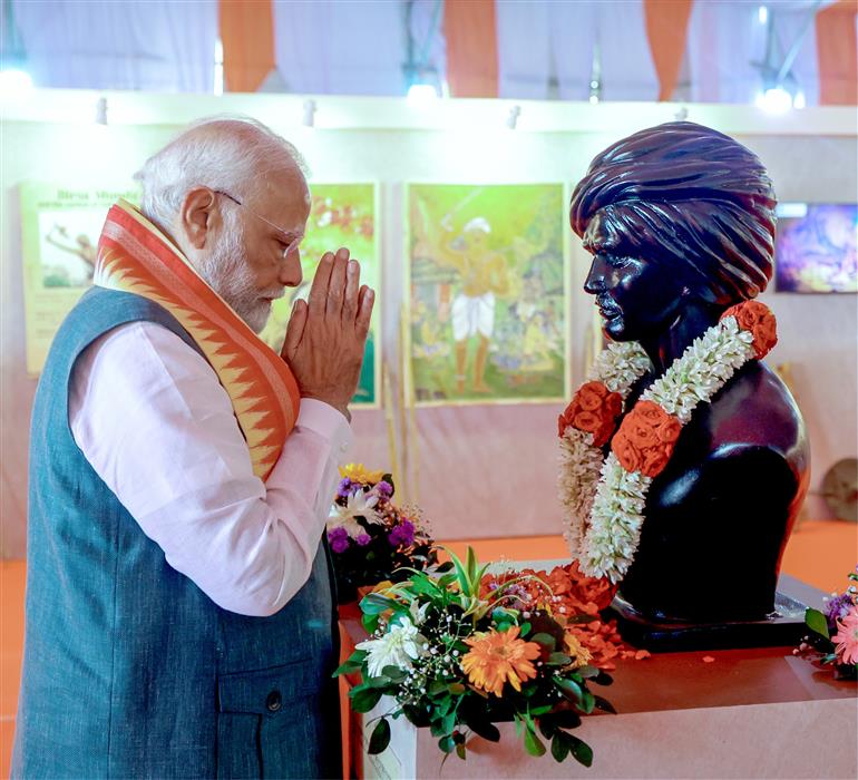 PM pays floral tributes to Dharti Aaba Bhagwan Birsa Munda on his birth anniversary at Jamui, in Bihar on November 15, 2024.