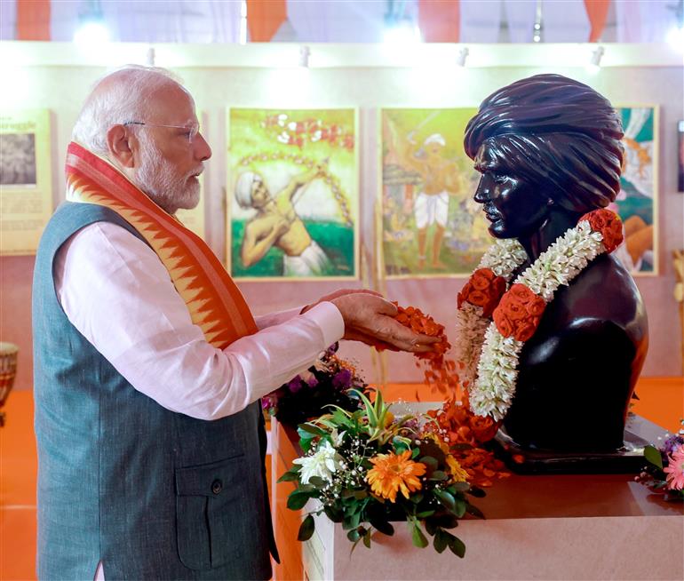 PM pays floral tributes to Dharti Aaba Bhagwan Birsa Munda on his birth anniversary at Jamui, in Bihar on November 15, 2024.