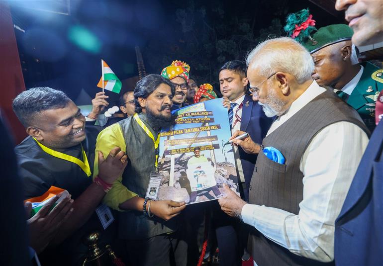 PM receives warm welcome by Indian Community at Abuja, in Nigeria on November 16, 2024.