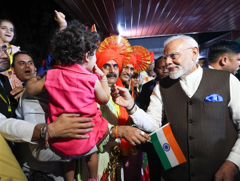 PM receives warm welcome by Indian Community at Abuja, in Nigeria on November 16, 2024.