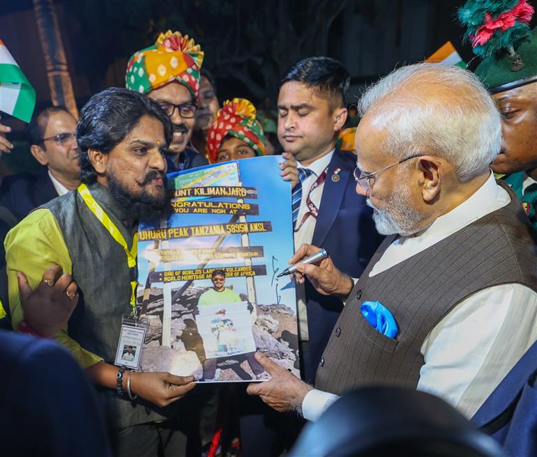 PM receives warm welcome by Indian Community at Abuja, in Nigeria on November 16, 2024.