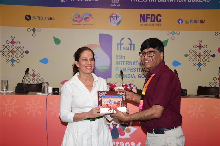 Elizabeth Karlsen being felicitated during Press Conference on International Competition Jury at 55th IFFI, in Goa on November 27, 2024. 