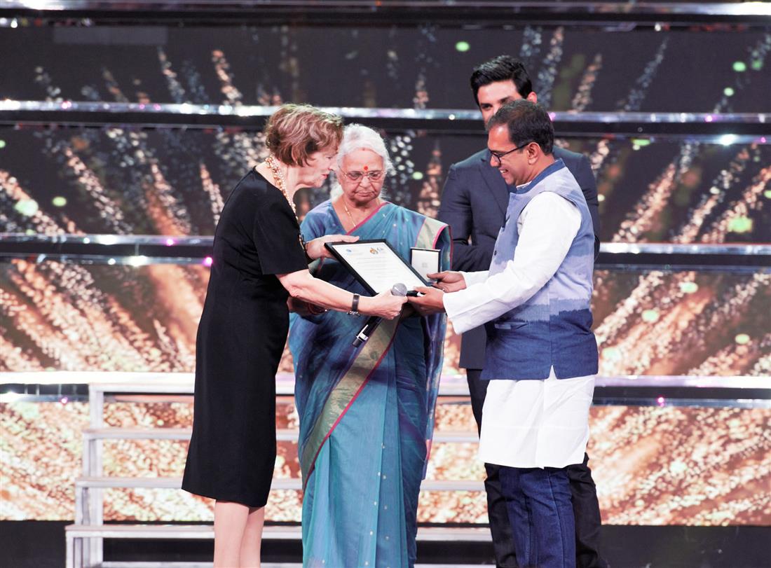 The Governor of Goa, Smt. Mridula Sinha presenting the ICFT-UNESCO Gandhi Medal to the Marathi Film KSHITIJ-A HORIZON by Manouj Kadaamh, at the closing ceremony of the 48th International Film Festival of India (IFFI-2017), in Panaji, Goa on November 28, 2017.:Ministry of Information & Broadcasting