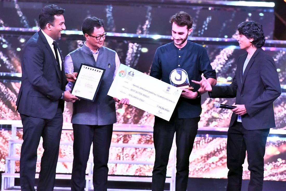 The Minister of State for Home Affairs, Shri Kiren Rijiju presenting the Silver Peacock Award for the Best Actor (Male) to Nahuel Perez Biscayart for the movie 120 BPM, at the closing ceremony of the 48th International Film Festival of India (IFFI-2017), in Panaji, Goa on November 28, 2017.:Ministry of Information & Broadcasting