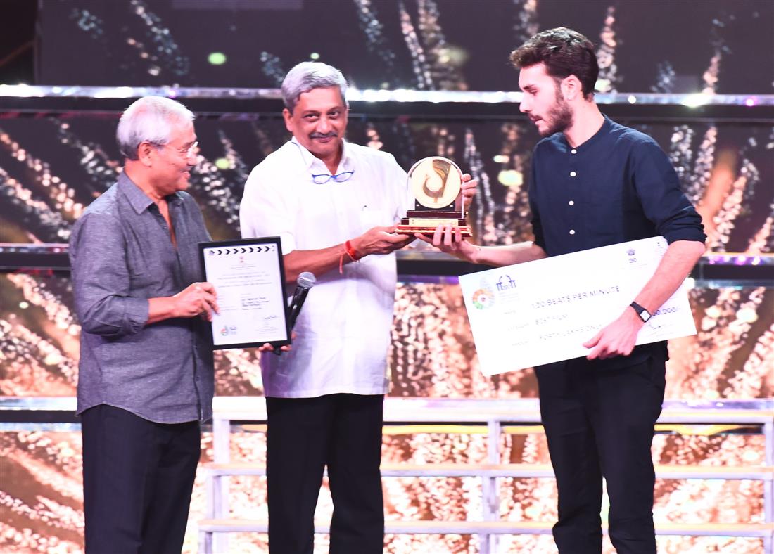 The Chief Minister of Goa, Shri Manohar Parrikar presenting the Golden Peacock Award for the French Film 120 BEATS PER MINUTE to the Director Robin Campillo, at the closing ceremony of the 48th International Film Festival of India (IFFI-2017), in Panaji, Goa on November 28, 2017.:Ministry of Information & Broadcasting