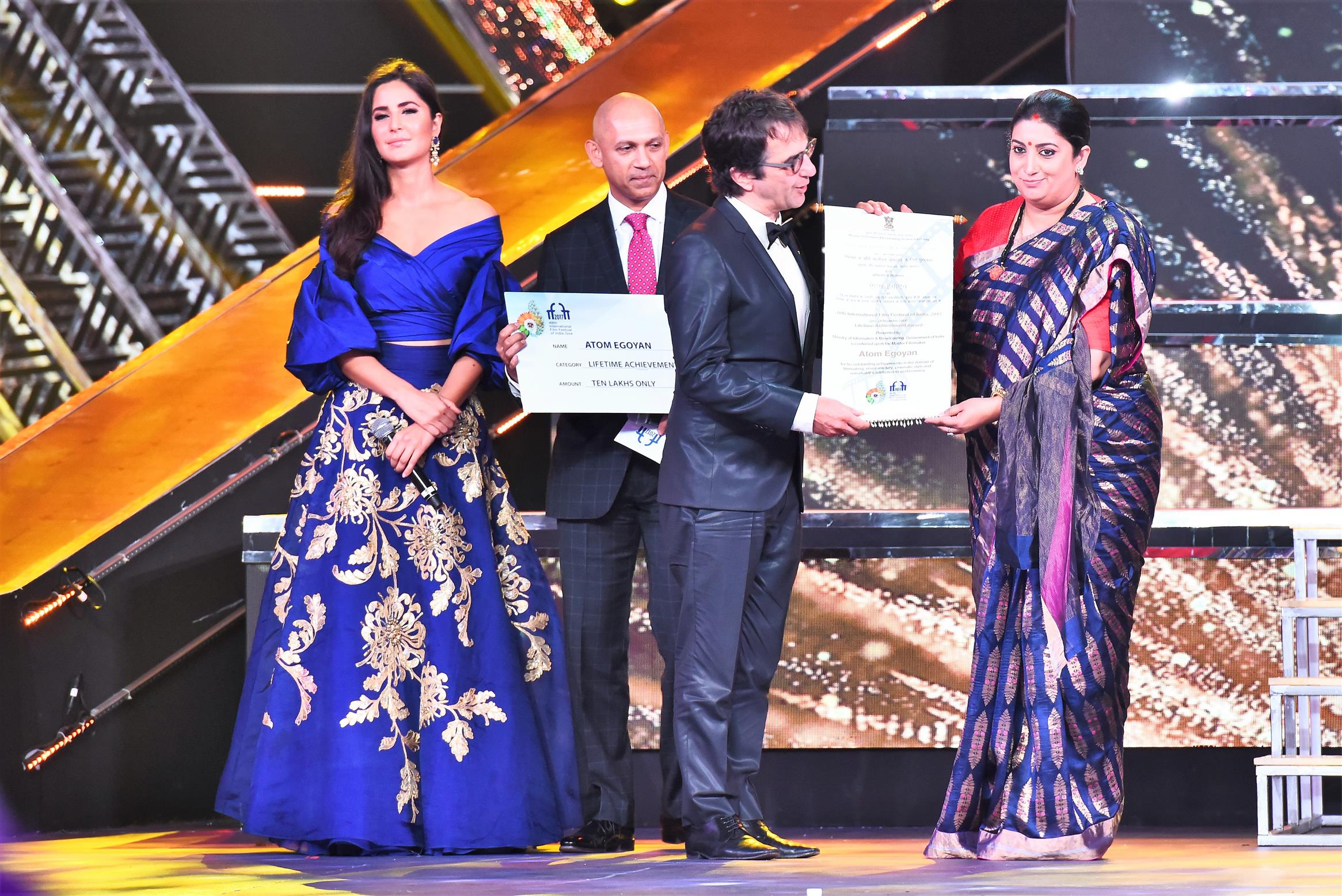 The Union Minister for Textiles and Information & Broadcasting, Smt. Smriti Irani presenting the Life Time Achievement Award to the Canadian film maker, Atom Egoyan, at the closing ceremony of the 48th International Film Festival of India (IFFI-2017), in Panaji, Goa on November 28, 2017.:Ministry of Information & Broadcasting