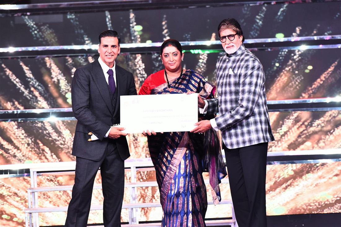 The Union Minister for Textiles and Information & Broadcasting, Smt. Smriti Irani presenting the Indian Film Personality of the Year Award to Bollywood legend Amitabh Bachchan, at the closing ceremony of the 48th International Film Festival of India (IFFI-2017), in Panaji, Goa on November 28, 2017.:Ministry of Information & Broadcasting