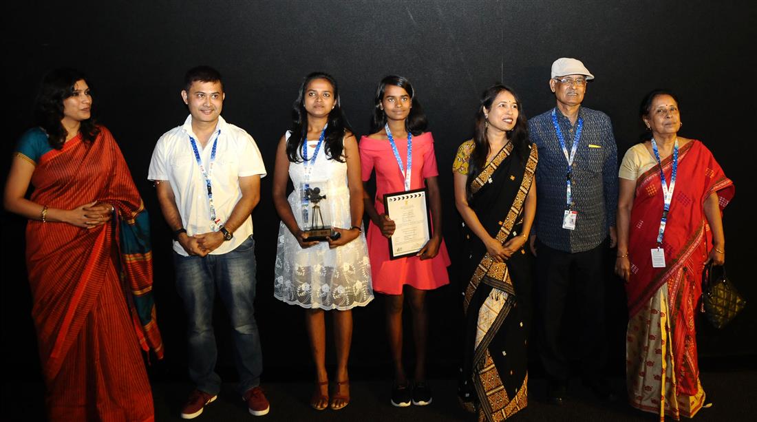 The Director & Producer, Ms. Rima Das and the Cast & Crew of the film ‘Village Rockstars’ felicitated, during the 48th International Film Festival of India (IFFI-2017), in Panaji, Goa on November 21, 2017.:Ministry of Information & Broadcasting