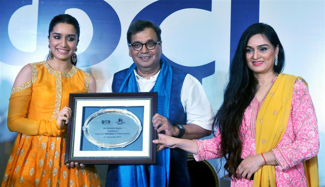 The Veteran Film Director and Producer, Subhash Ghai felicitated the actress Shraddha Kapoor as youth Icon of NextGen of Indian cinema, during the 48th International Film Festival of India (IFFI-2017), in Panaji, Goa on November 21, 2017.:Ministry of Information & Broadcasting