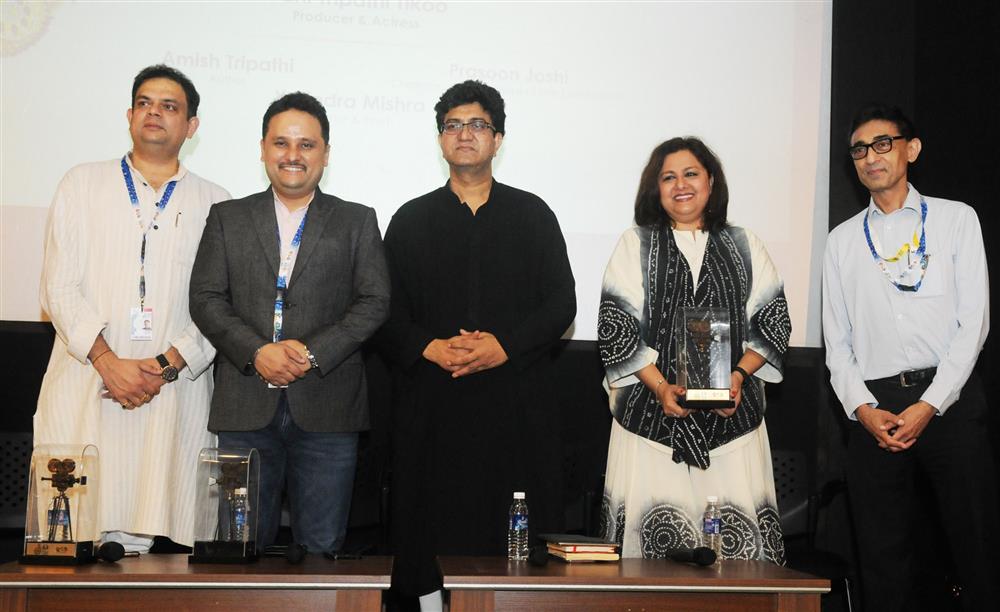 
Prasoon Joshi, Amish Tripathi, Yatindra Mishra, Vani Tripathi at the Panel Discussion on “Is contemporary Cinema Reflecting the Literature of Our Times”, during the 48th International Film Festival of India (IFFI-2017), in Panaji, Goa on November 22, 2017.:Ministry of Information & Broadcasting