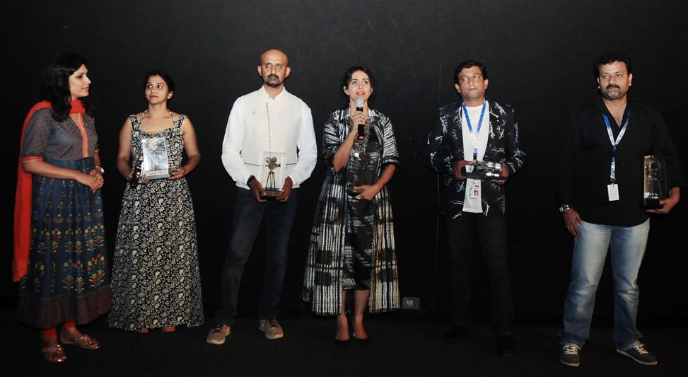 The Director Prasad Oak, Producer Mandar Devasthali with the cast and crew of the film KACHCHA LIMBU, at the Presentation, during the 48th International Film Festival of India (IFFI-2017), in Panaji, Goa on November 24, 2017.:Ministry of Information & Broadcasting