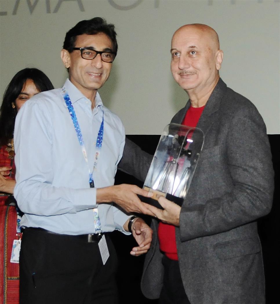 The Film Festival Director, Shri Sunit felicitating the Actor Anupam Kher at the presentation of the film THE BOY WITH THE TOPKNOT, during the 48th International Film Festival of India (IFFI-2017), in Panaji, Goa on November 25, 2017.:Ministry of Information & Broadcasting